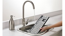 Logitech Washable Keyboard K310 můžete čistit třeba v dřezu. Logitech Washable Keyboard K310 můžete čistit třeba v dřezu.