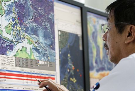 Odborník sleduje na monitoru situaci po zemtesení u Filipín. (31. srpna 2012)