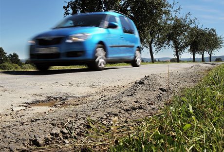 Silnici z Oplotu do Skoic zniily kamiony. Na komunikaci jsou promákliny