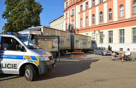 idi nákladního auta zabloudil v centru Plzn. Uvázl ve slepé ulici a jet