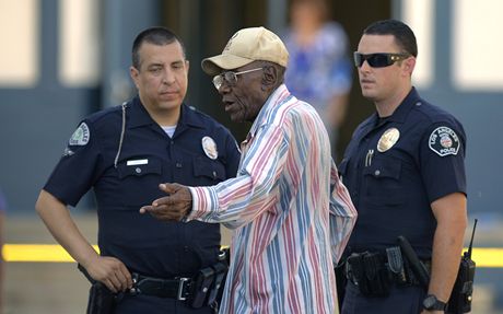 Preston Carter, kterému je 101 let, pi couvání zranil 11 lidí (30. srpna 2012).