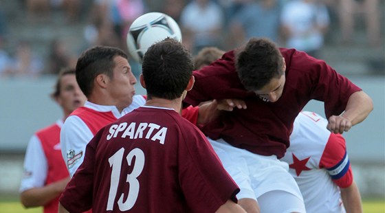 Hlavikový souboj z pohárového duelu Sparta Kutná Hora (v tmavém) - Slavia.