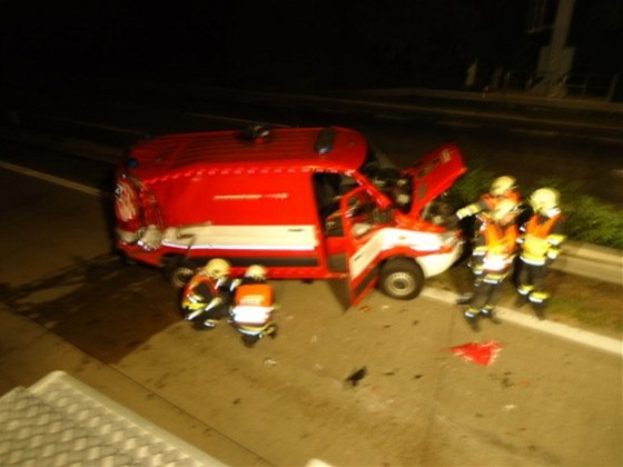 Nehoda kamionu a dodávky hasi u na dálnici D1 u Brna.
