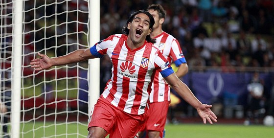 Radamel Falcao z Atlétika Madrid se raduje poté, co dal jeden ze tí gól do sít Chelse v Superpoháru.