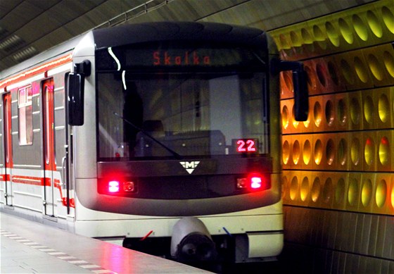Cestující se hádal s revizorem a zmiel v tunelu, metro na trase A stálo. Ilustraní snímek