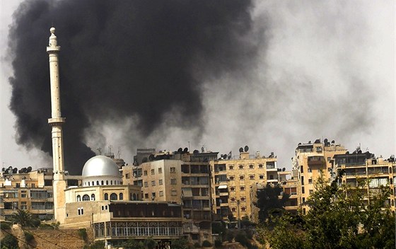 Kou stoupá z hoícího domu v centru Aleppa. (30. srpna 2012)