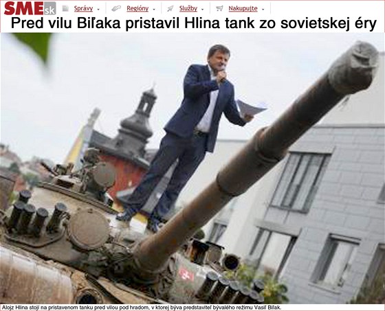 Slovenský poslanec Alojz Hlina stojí na tanku, který nechal zaparkovat ped...