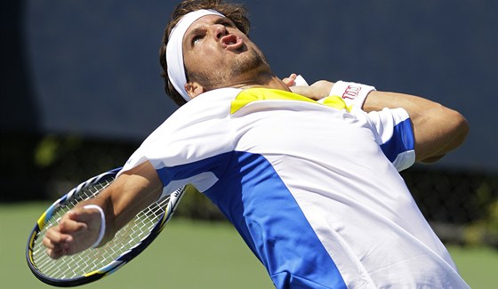 NA PODÁNÍ. Feliciano Lopez servíruje na US Open.