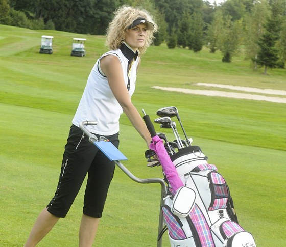 Kateina Stoesová se vrhla na golf.