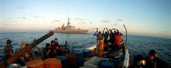 Somáltí piráti jsou nejvtím problémem Adenského zálivu. Na snímku zatýkají