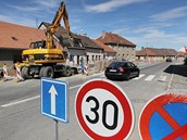 Hlavní silnice v Přešticích je uzavřená kvůli stavbě kanalizace. Hlavní silnice v Přešticích je uzavřená kvůli stavbě kanalizace.