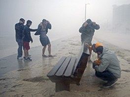 Isaac se po vstupu nad pevninu zmírnil na tropickou boui a bude dál slábnout,...