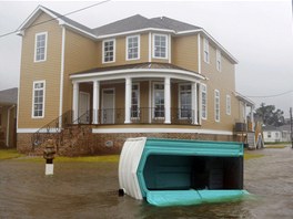 Zprávy o rozsáhlých záplavách a obyvatelích uvznných v zaplavených domech...