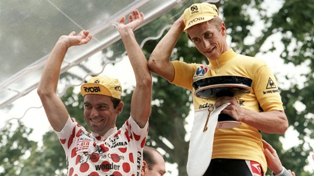 Nakonec ve dopadlo, jak se plnovalo. Vpravo vtz Greg LeMond, vlevo Bernard Hinault.