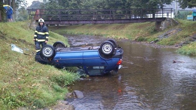 Auto v Rychnov sjelo do koryta eky a pevrtilo se na stechu.