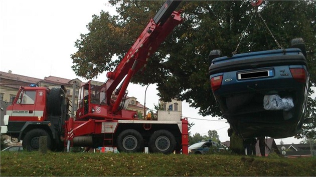 Auto v Rychnov sjelo do koryta eky a pevrtilo se na stechu.