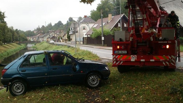 Auto v Rychnov sjelo do koryta eky a pevrtilo se na stechu.