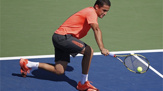 TO ZVLDNU. Nicolas Almagro pi jednom z der na US Open.