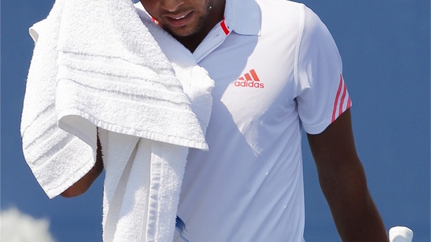 KONEC. Jo-Wilfried Tsonga se rozlouil s US Open u ve druhm kole.