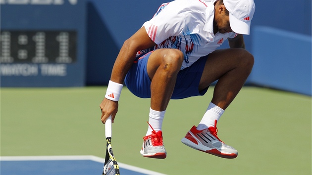 POSKOKY NEZABRALY. Jo-Wilfried Tsonga se na US Open rozlouil u ve druhm kole pro prohe se Slovkem Klianem.