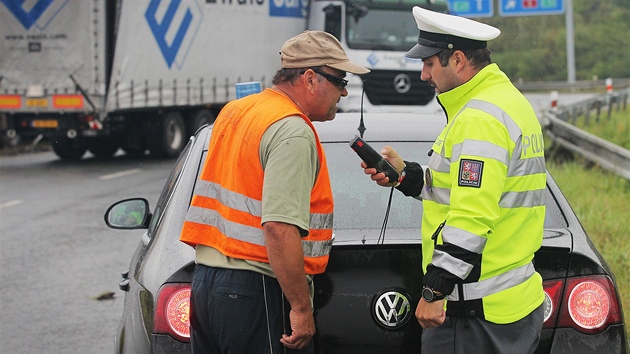 Nehoda kamionu u pivade u ernic. idi nezvldl zatku a na mokrm asfaltu zlomil kamion a zablokoval oba jzdn pruhy. Hned vedle uvzl v bahn druh kamion, kter ho chtl objet.