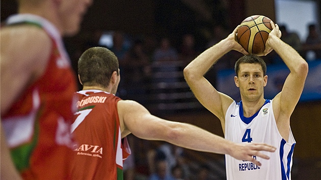 esk basketbalov reprezentant Petr Benda pihrv kolem Aroma Parachuskho z Bloruska.