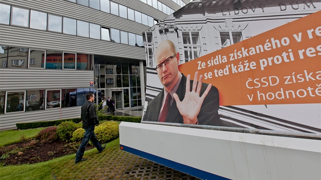 ODS pedstavila kampa proti kampani SSD. Obant demokrat v n napadaj restituci Lidovho domu (31. srpna 2012, Praha).