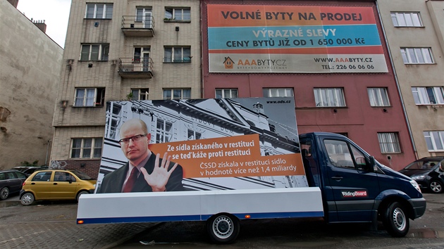 ODS pedstavila kampa proti kampani SSD. Obant demokrat v n napadaj restituci Lidovho domu (31. srpna 2012, Praha).