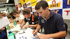 Roman Kresta při autogramiádě jezdců Barum rally. Roman Kresta při autogramiádě jezdců Barum rally.