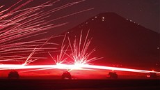 ZA DOHLEDU OBRA. Japonské tanky trénují střelbu na cíl během každoročního... ZA DOHLEDU OBRA. Japonské tanky trénují střelbu na cíl během každoročního...