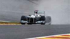 K vrcholu Eau Rouge. Michael Schumacher s vozem Mercedes v pátením tréninku