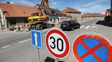 Hlavní silnice v Přešticích je uzavřená kvůli stavbě kanalizace. Hlavní silnice v Přešticích je uzavřená kvůli stavbě kanalizace.