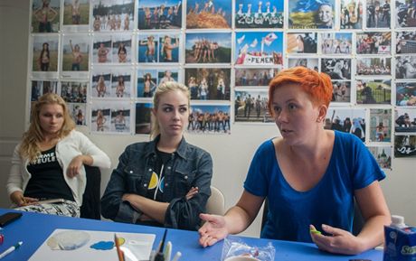 Anna Hucolová (vpravo) se pi protestech nikdy nesvléká. Vedle ní sedí dalí lenka vedení FEMEN, Alexandra evenková.