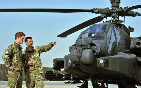 Princ Harry s kolegou u helikoptry Apache na zkladn Bastion v afghnsk...
