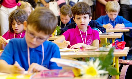 Prkopníkem mezi eskými základními kolami je Z Fr. Plamínkové v Praze, která zavedla kolní uniformy od zaátku tohoto kolního roku. Chlapci nosí polokoile v námonické modi, dívky v barv zralých malin.