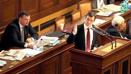 Premiér Petr Neas poslouchá projev Davida Ratha, který poádal poslance ke