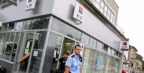 Policisté dopadli enu, která v Domalicích hrozila bombou v bankách. Ilustraní snímek