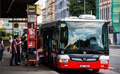 Vyhrazený pruh na Jiní spojce pome autobusové lince 125.