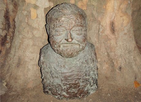 Werichova busta, kterou se z vily na praské Kamp pokusili odnést dva