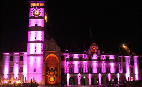 Olomoucké Horní námstí veer rozzáí Noc svtel. Lidé se ale mohli kochat u