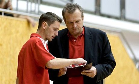 Svitavský trenér Lubomír Rika (vlevo) a manaer klubu Pavel paek.