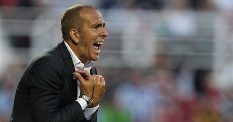 REBEL TRENÉREM. Paolo Di Canio, kou fotbalist tetiligového týmu Swindon Town.