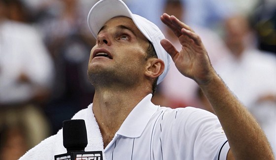 EMOTIVNÍ LOUENÍ. Americký tenista Andy Roddick ukonil ve 30 letech kariéru.