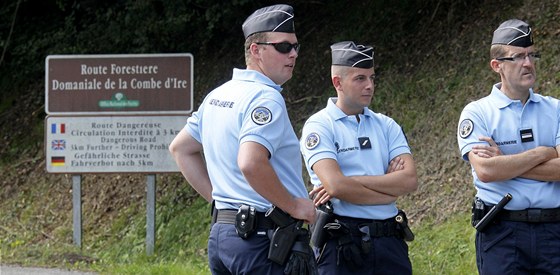 Francouztí policisté vyetují vradu u jezera Annecy (7. záí 2012).