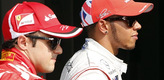 TM SE DAILO. Brit Lewis Hamilton z týmu McLaren opoutí boxy po kvalifikaci