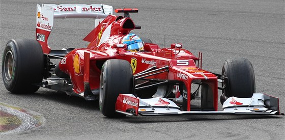 Fernando Alonso s vozem Ferrari