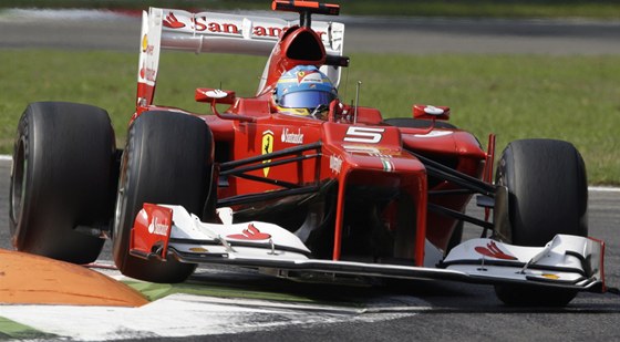 NEDAILO SE. Fernando Alonso bojoval s okruhem v Monze marn, v kvalifikaci si