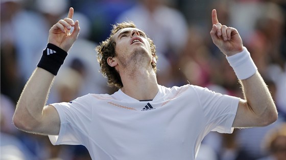 PROSÍ BOHY? Andy Murray touí na pátý pokus uspt ve finále grandslamového turnaje. V souboji o titul z US Open se utká s Novakem Djokoviem.