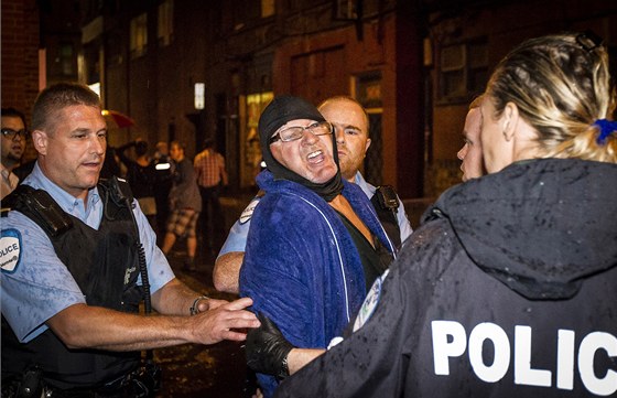 Policie odvádí stelce, který naruil prbh pedasných voleb v kanadské