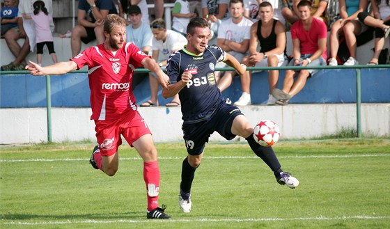 Druholigový fotbalista Pavel Nmeek (vlevo) je uitelem tlocviku. 